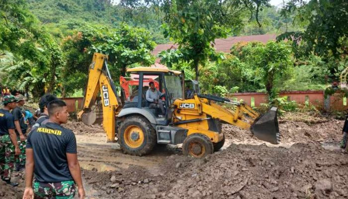 Longsor Tutup Akses Bandar Lampung–Pesawaran, Bunda Eva Salurkan Bantuan Untuk Korban