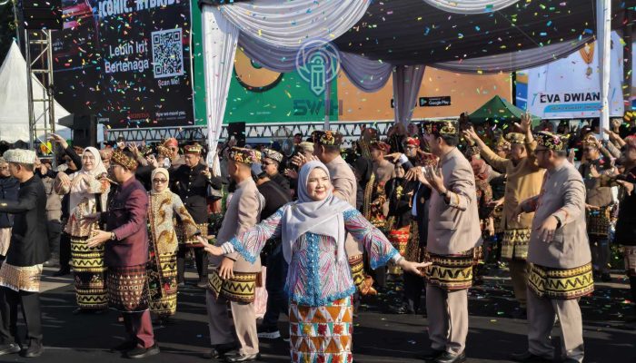 Walikota Eva Dwiana Menari Bersama Ribuan Peserta pada Karnaval Budaya Tari Ngigel