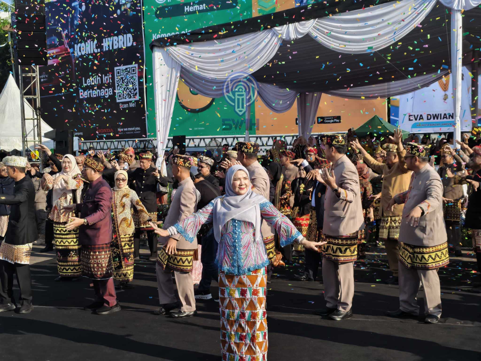 Walikota Eva Dwiana bersama puluhan ribu masyarakat menari ngingel bersama pada gelaran Karnaval Budaya Tari Ngigel || Foto: Ridho/5W1HINDONESIA.ID
