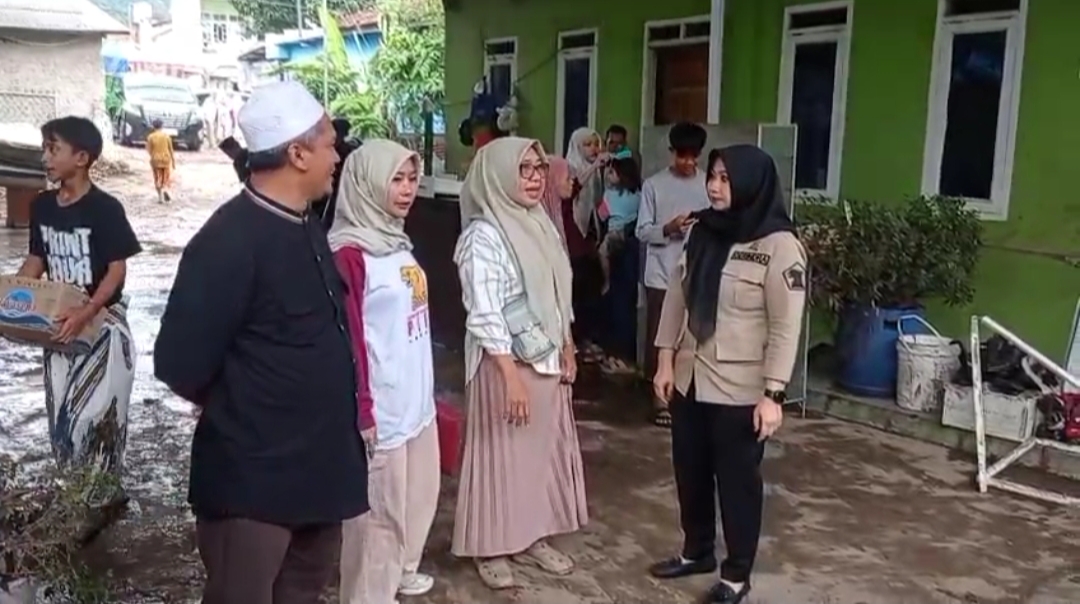 Dewi Mayang Suri Djausal (kanan) bertemu pengurus ponpes Bahrul Ulum Al Muyassaroh || Foto: Ridho/5W1HINDONESIA.ID