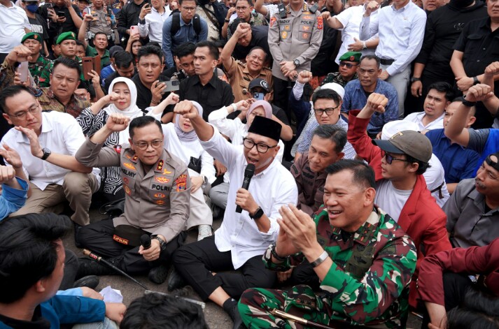 Gubernur Lampung Rahmat Mirzani Djausal bersama pemimpin daerah lainnya memilih duduk bersila di tengah lapangan, sejajar dengan mahasiswa, mendengarkan setiap suara yang disampaikan dari mimbar aksi || Foto: Istimewa ‎