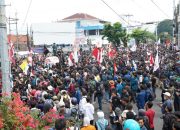 Ribuan massa memenuhi ruas Jalan Wolter Monginsidi dan Jalan Dr. Warsito, Kota Bandar Lampung untuk menyampaikan aspirasi mereka kepada pemerintah daerah dan wakil rakyat || Foto: Dinas Kominfotik Provinsi Lampung