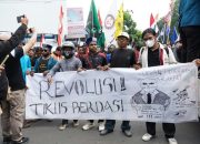 Mahasiswa serta elemen masyarakat yang tergabung dalam Aliansi Lampung Melawan mendesak pimpinan DPRD bersama Forum Komunikasi Pimpinan Daerah (Forkopimda) Lampung untuk menyampaikan sepuluh tuntutan kepada pemerintah pusat || Foto: Dinas Kominfotik Provinsi Lampung ‎