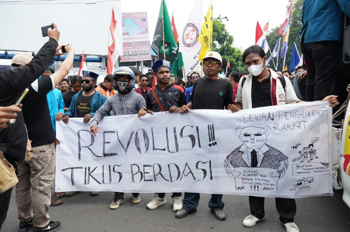 Mahasiswa serta elemen masyarakat yang tergabung dalam Aliansi Lampung Melawan mendesak pimpinan DPRD bersama Forum Komunikasi Pimpinan Daerah (Forkopimda) Lampung untuk menyampaikan sepuluh tuntutan kepada pemerintah pusat || Foto: Dinas Kominfotik Provinsi Lampung ‎