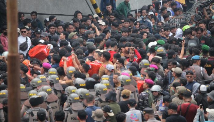Momen Kebersamaan Disela Unjuk Rasa Mahasiswa, Pegawai Pemprov Bagikan Makanan Ringan