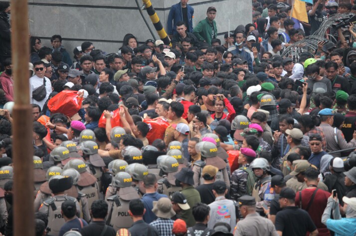 Sejumlah pegawai Pemprov Lampung datang dengan membawa plastik merah berisi makanan ringan kepada para pendemo yang sejak pagi berdiri di bawah terik matahari || Foto: Dinas Kominfotik Provinsi Lampung