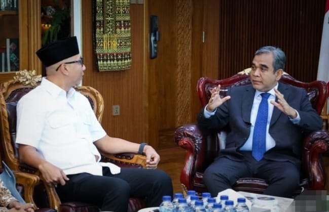 Gubernur Lampung Rahmat Mirzani Djausal saat menyerahkan langsung 10 tuntutan aksi mahasiswa dan elemen masyarakat beberapa waktu lalu kepada Ketua MPR RI Ahmad Muzani untuk diteruskan ke Pemerintah Pusat || Foto: Dinas Kominfotik Provinsi Lampung