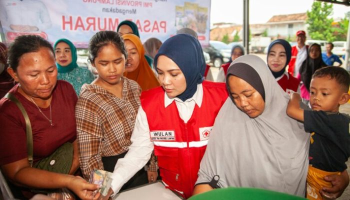 Harga Terjangkau, Warga Antusias Sambut Pasar Murah PMI Lampung di Pesawahan