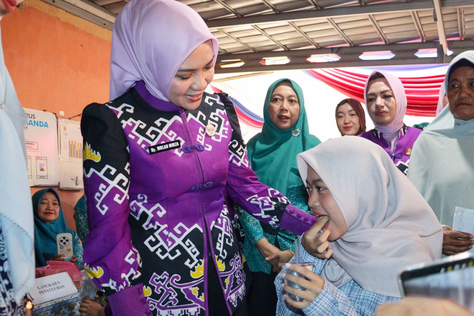 Ketua TP. PKK Provinsi Lampung, Purnama Wulan Sari Mirza, menggelar sosialisasi kegiatan Posyandu dalam upaya pencegahan kecacingan pada anak di Posyandu Alamanda, Kelurahan Sukabumi Indah, Kecamatan Sukabumi || Foto: Dinas Kominfotik Provinsi Lampung