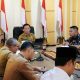 Sekdaprov Lampung, Marindo Kurniawan, memimpin rapat terkait persiapan peresmian Masjid Raya Al-Bakrie di Ruang Rapat Sakai Sambayan || Foto: Dinas Kominfotik Provinsi Lampung