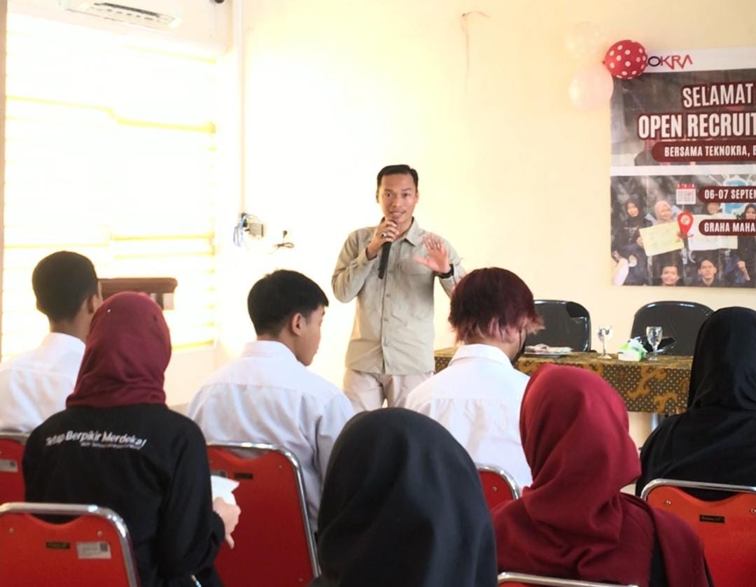 Aprohan Saputra, M.Pd., sebagai pembicara utama dalam acara Pembekalan Calon Magang Teknokra 2025 yang digelar oleh UKPM Teknokra Unila, di Aula Student Center Graha Mahasiswa Unila || Foto: Istimewa