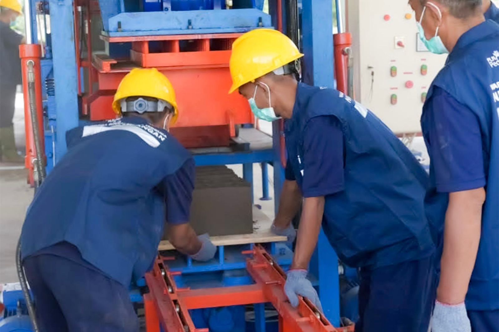 Ilustrasi warga binaan sedang melakukan pengolahan FABA menjadi batako. Melalui mesin press berkapasitas tinggi, proses ini mampu menghasilkan hingga 1 juta batako setiap tahun || Foto: PLN