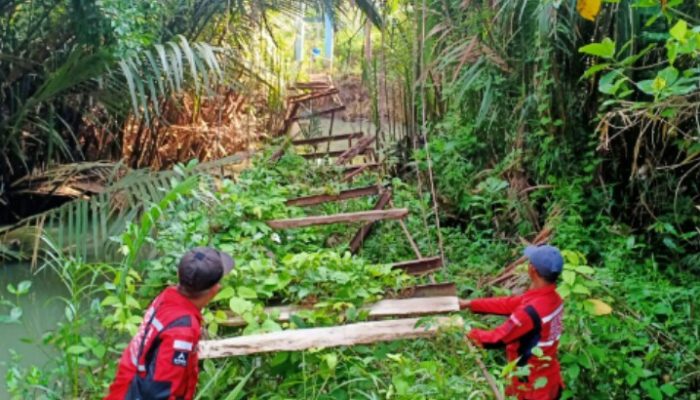 Membangun Harapan di Atas Sungai, Gubernur Lampung Gerakkan Gotong Royong Perbaiki Jembatan Viral Tampang Muda