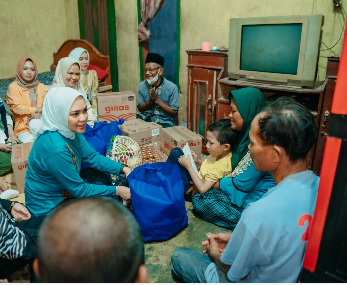 Ketua TP PKK Provinsi Lampung, Purnama Wulan Sari Mirza turun langsung mengunjungi Rendy Aditia (10), bocah asal Dusun Gedong Bendo, Desa Rulung Sari, Kecamatan Natar, Lampung Selatan, yang mengalami gizi buruk || Foto: Istimewa