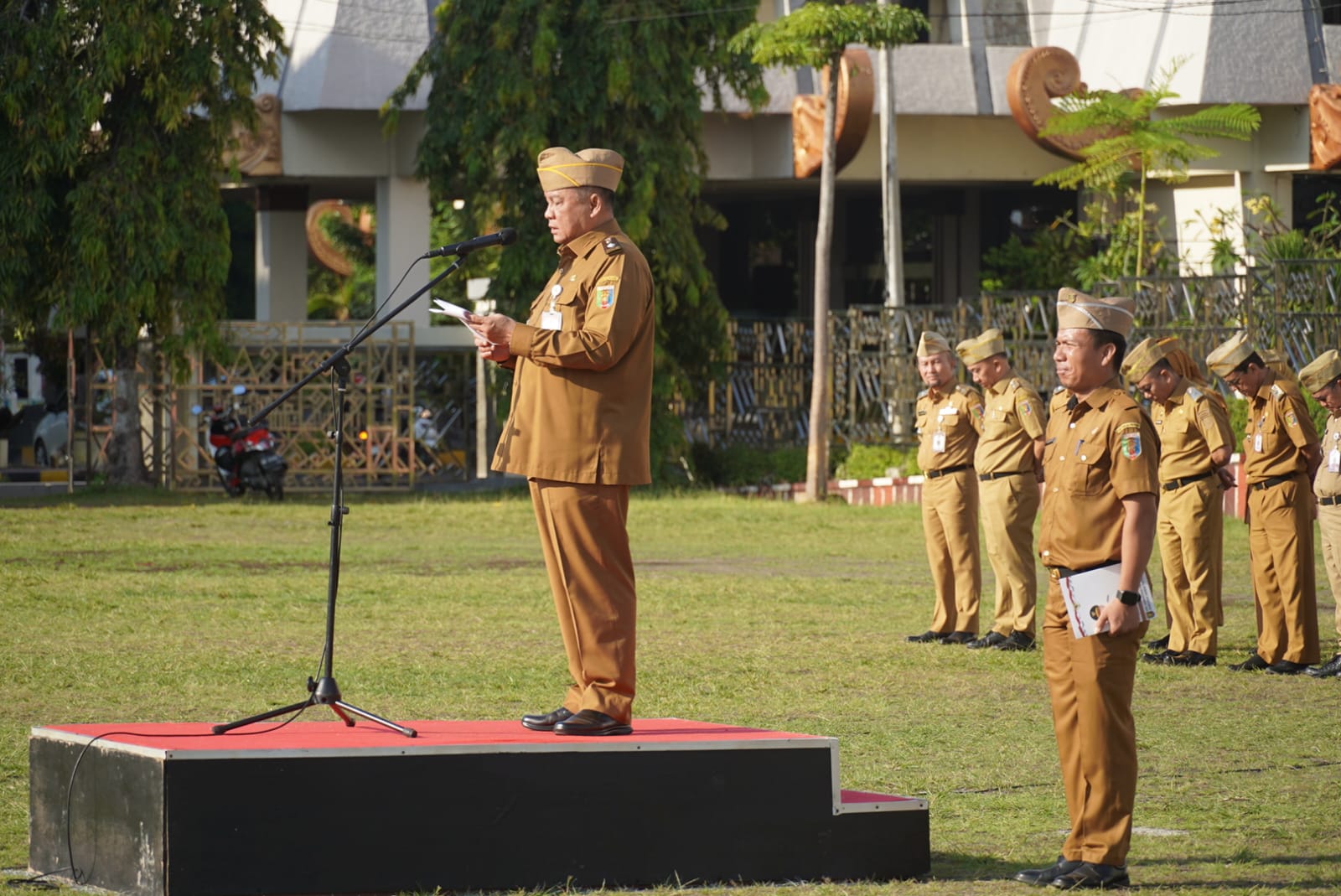 Staf Ahli Bidang Kemasyarakatan dan SDM, Lukman Pura memimpin Apel Mingguan di lingkungan Sekretariat Daerah Provinsi Lampung || Foto: Dinas Kominfotik Provinsi Lampung