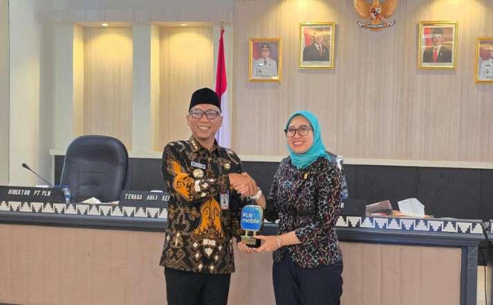 Potret Direktur Distribusi PLN, Arsyadany Ghana Akmala Putri (kanan) berfoto bersama Gubernur Lampung Rahmat Mirzani Djausal (kiri) saat menghadiri Rapat Koordinasi Pembangunan Pertanian Provinsi Lampung || Foto: PLN