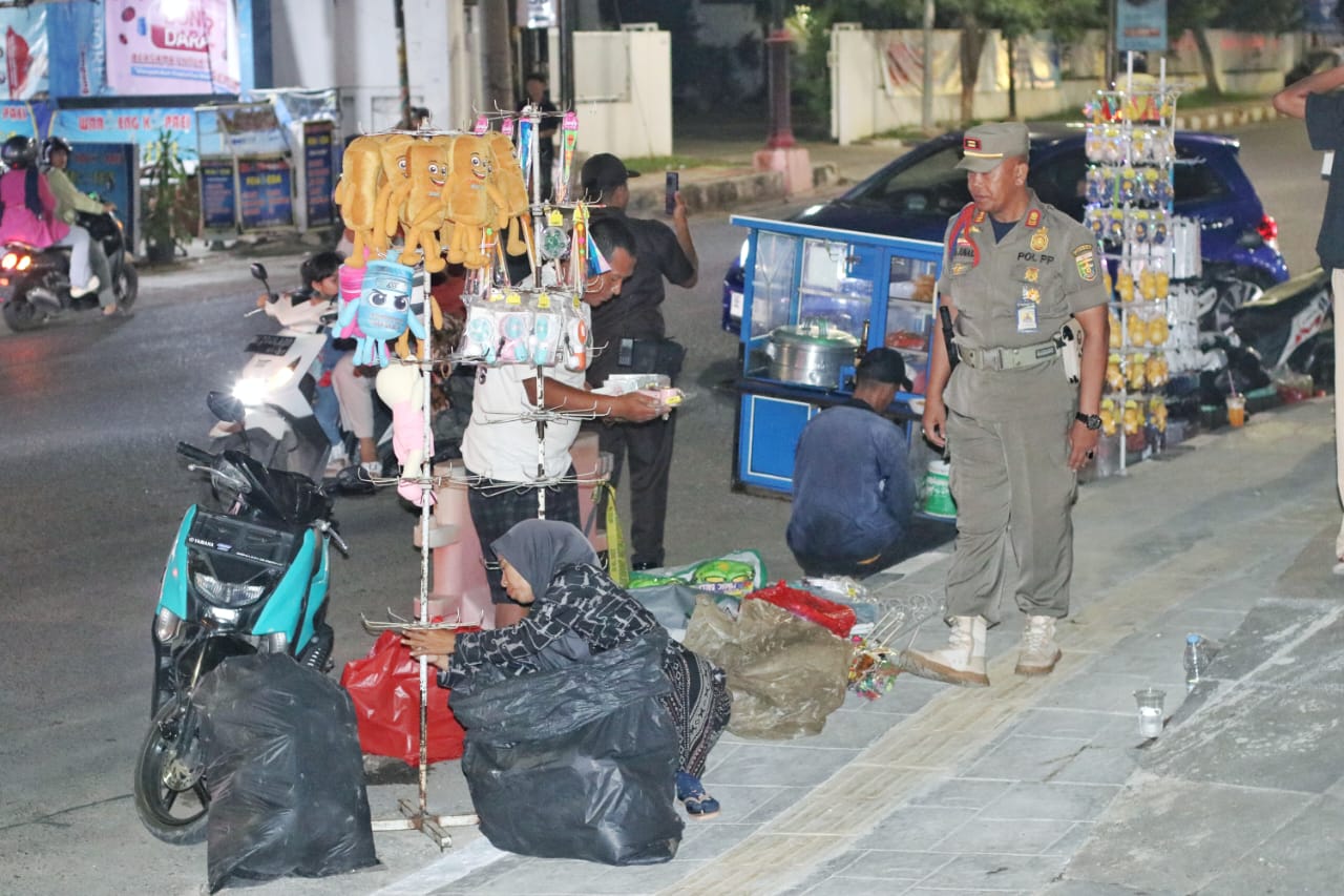 Satpol PP menertibkan pedagang yang berjualan di area Masjid Raya Al Bakrie Bandar Lampung || Foto: Dinas Kominfotik Provinsi Lampung