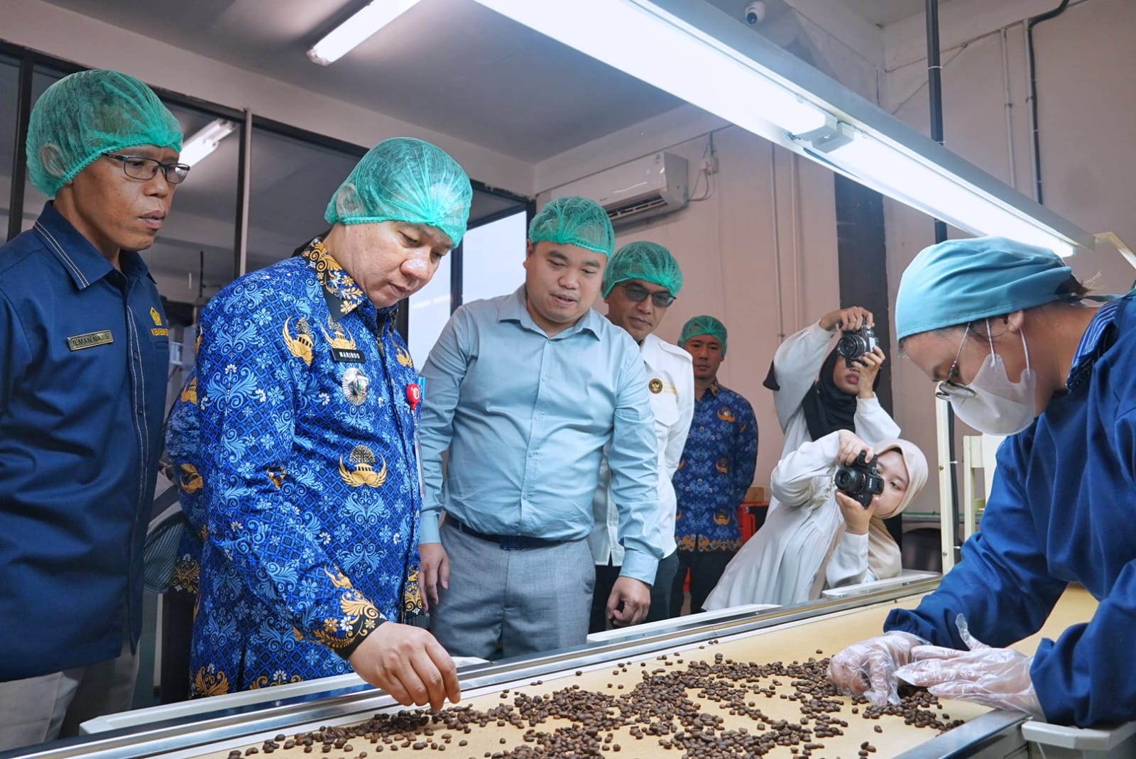 Sekdaprov Lampung, Marindo Kurniawan melepas ekspor perdana kopi bubuk robusta Lampung ke Hongkong || Foto: Dinas Kominfotik Provinsi Lampung