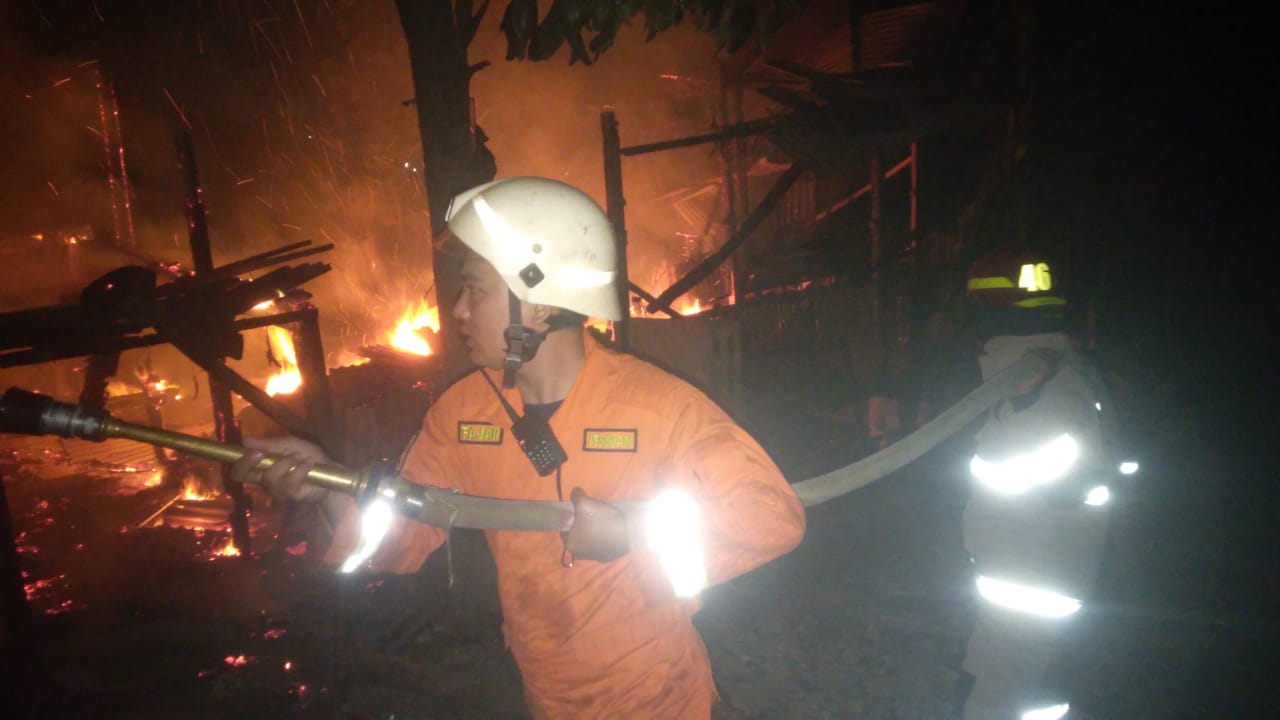 Petugas damkar BPBD Kota Bandar Lampung tampak berjibaku memadamkan kobaran api yang melahap kandang ternak warga Sukamenanti Baru, Kecamatan Kedaton, Kota Bandar Lampung || Foto: Istimewa