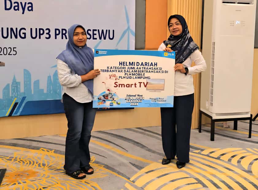 Potret Penyerahan Hadiah oleh Manager PLN UP3 Pringsewu (kanan) Eka Nurwati kepada pelanggan hebat dengan transaksi PLN Mobile terbanyak an Helmi Dariah warga Pringsewu || Foto: PLN UID Lampung