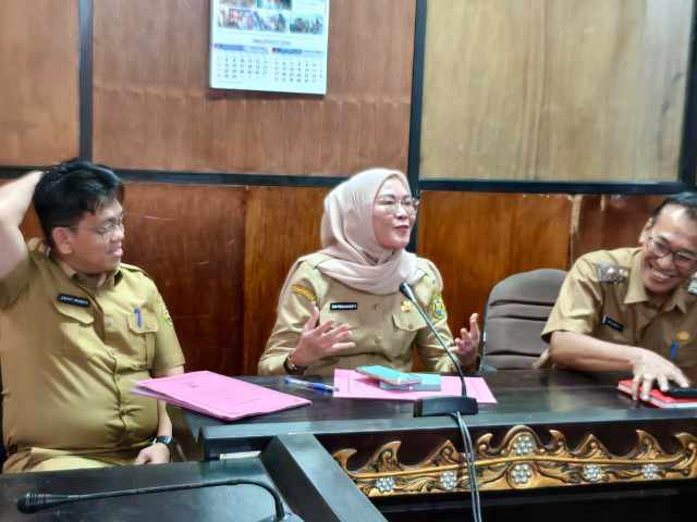 Plt. Kepala Bappeda, Dini Purnawaty di dampingi Wilson Faisol Asisten 1 Bidang Pemerintahan dan Kesra || Foto: Ridho/5W1HINDONESIA.ID