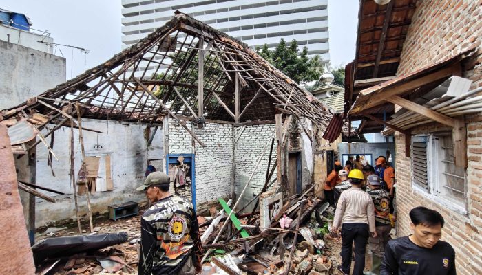 Rumah Tua Roboh Diterjang Cuaca Ekstrem di Bandar Lampung, Warga Selamat