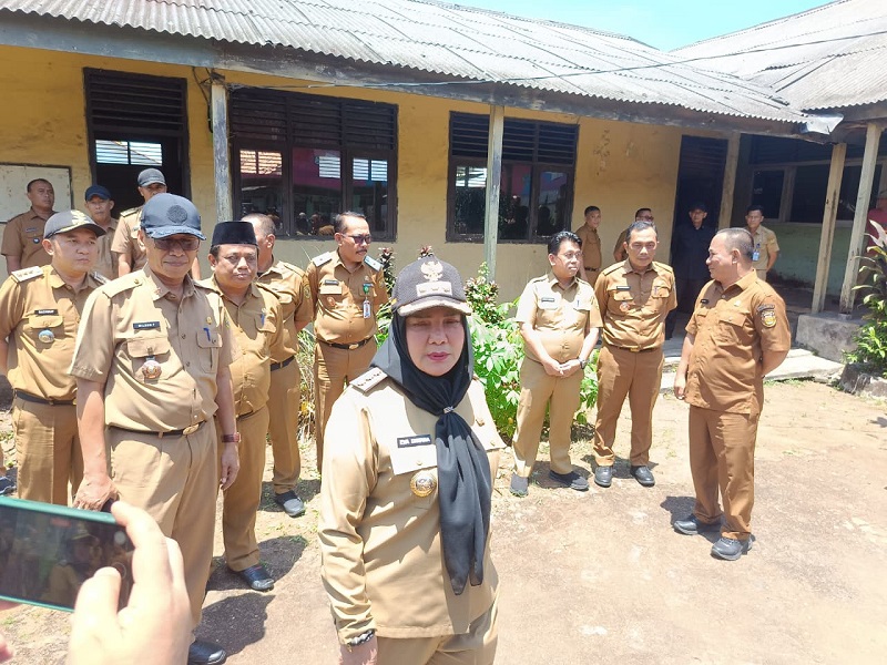 Walikota Eva Dwiana meninjau tiga lokasi yang akan dibangun menjadi dapur MBG pemkot Bandar Lampung || Foto: Ridho/5w1hindonesia.id