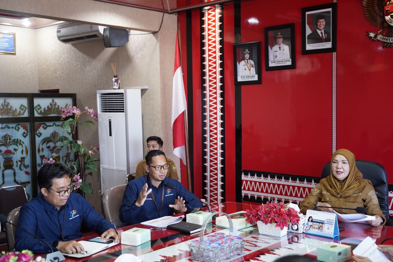 Kepala BPS, Hendy sedang memaparkan data yang di rangkum kepada Walikota Eva Dwiana || Foto: Prokopim Pemkot Bandar Lampung
