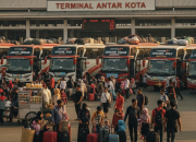 Ilustrasi suasana terminal bus saat mudik || Foto: Gemini AI/5W1HINDONESIA.ID