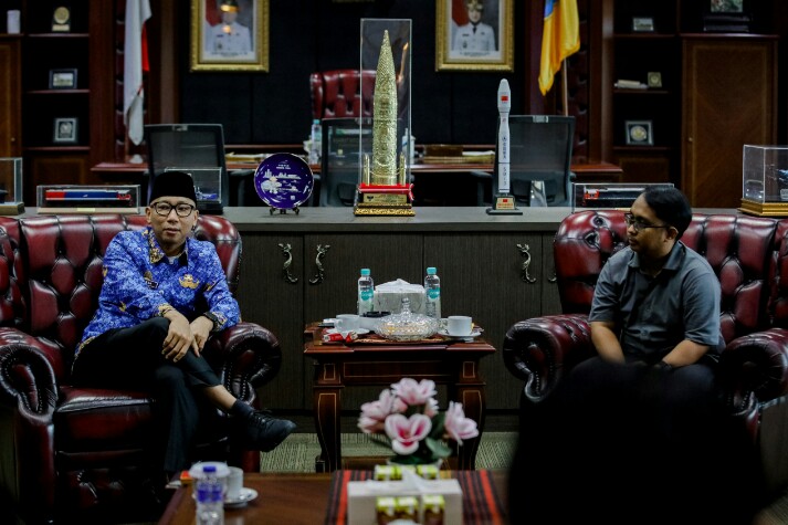 Gubernur Lampung Rahmat Mirzani Djausal saat bertemu dengan Elga Cahya Putra, atlet e-Sport asal Lampung yang berhasil menorehkan prestasi di kancah global sebagai Juara Dunia e-Football Tahun 2024 di SEF Arena, Riyadh, Arab Saudi || Foto: Istimewa