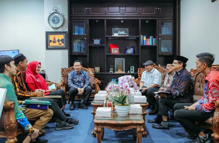 Sekdaprov Lampung, Marindo Kurniawan, saat menerima silaturahmi Perkazi bersama Plt. Kanwil Kemenag dan UIN Raden Intan Lampung, di Ruang Kerja Sekdaprov || Foto: Adpim Pemprov Lampung