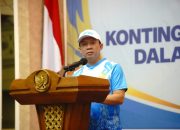 Sekdaprov Lampung, Marindo Kurniawan saat melepas Kontingen Korpri Lampung yang akan mengikuti Pornas XVII Sumatra Selatan || Foto: Dinas Kominfotik Provinsi Lampung