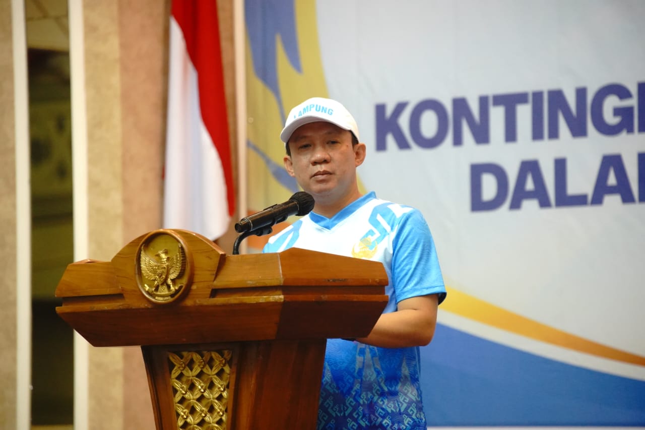 Sekdaprov Lampung, Marindo Kurniawan saat melepas Kontingen Korpri Lampung yang akan mengikuti Pornas XVII Sumatra Selatan || Foto: Dinas Kominfotik Provinsi Lampung