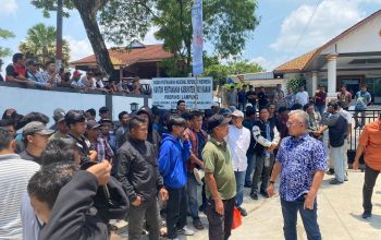 Sejumlah masyarakat adat di Way Kanan melakukan aksi demonstrasi menolah perpanjangan HGU PT Karisma || Foto: istimewa/5W1HINDONESIA.ID