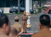 Staf Ahli bidang Pemerintahan, Hukum dan Politik, Achmad Saefulloh memimpin apel mingguan di lingkungan Sekretariat Daerah Provinsi Lampung, di Lapangan Korpri || Foto: Dinas Kominfotik Provinsi Lampung