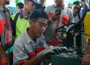 Salah satu Siswa SMK mempraktikkan proses perakitan dan pengujian baterai motor listrik di bawah bimbingan tim Elders Garage dan fasilitator LPPM Universitas Bandar Lampung (UBL) || Foto: PLN UID Lampung