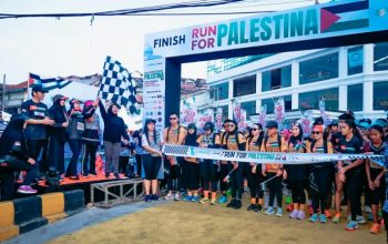 TP PKK Provinsi Lampung, Purnama Wulan Sari, melepas ratusan peserta Charity Run For Palestina yang diselenggarakan oleh LAZNAS Yakesma Lampung || Foto: Dinas Kominfotik Provinsi Lampung