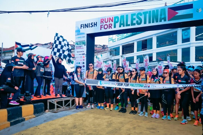 TP PKK Provinsi Lampung, Purnama Wulan Sari, melepas ratusan peserta Charity Run For Palestina yang diselenggarakan oleh LAZNAS Yakesma Lampung || Foto: Dinas Kominfotik Provinsi Lampung
