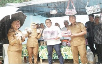 OJK Provinsi Lampung bersama TPAKD Kabupaten Pesawaran meluncurkan Program Ekosistem Pusat Inklusi Keuangan Syariah (EPIKS) di Pondok Pesantren Al-Hidayat Gerning || Foto: OJK Provinsi Lampung