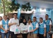 General Manager PLN UID Lampung Rizky Mochamad bersama Bupati Lampung Selatan Radityo Egi Pratama menyerahkan bantuan kepada warga penerima manfaat Program Light Up The Dream, sebagai wujud kepedulian dan semangat gotong royong insan PLN || Foto: PLN UID Lampung