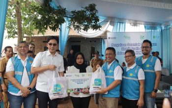 General Manager PLN UID Lampung Rizky Mochamad bersama Bupati Lampung Selatan Radityo Egi Pratama menyerahkan bantuan kepada warga penerima manfaat Program Light Up The Dream, sebagai wujud kepedulian dan semangat gotong royong insan PLN || Foto: PLN UID Lampung