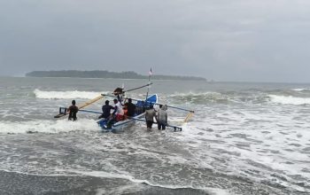 Cuaca ekstrem tak menyurutkan PLN dalam menjaga pasokan listrik tetap aman terutama di wilayah tertinggal, terdepan, dan terluar (3T), salah satunya Pulau Pisang, Pesisir Barat, Provinsi Lampung || Foto: Istimewa