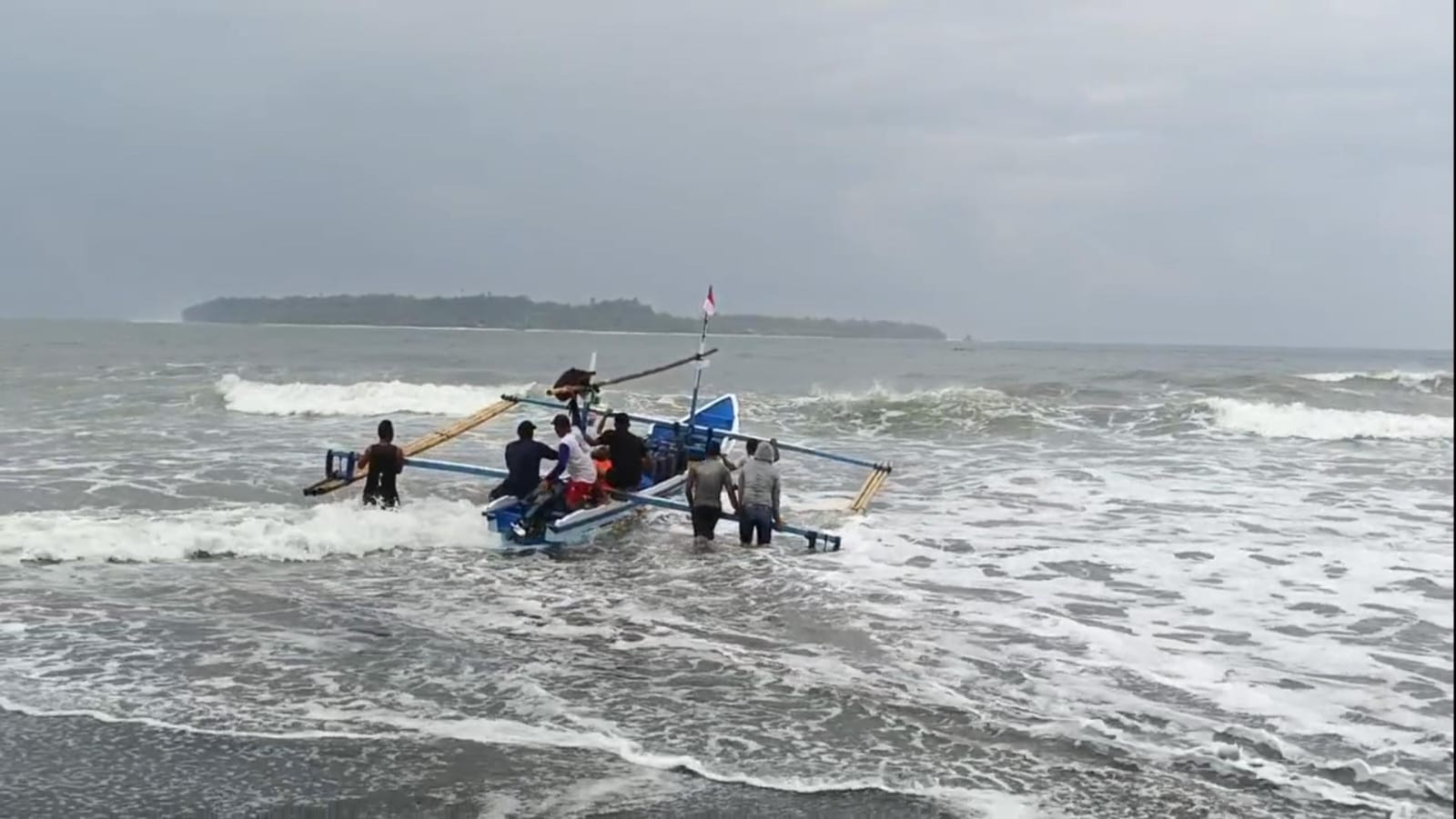 Cuaca ekstrem tak menyurutkan PLN dalam menjaga pasokan listrik tetap aman terutama di wilayah tertinggal, terdepan, dan terluar (3T), salah satunya Pulau Pisang, Pesisir Barat, Provinsi Lampung || Foto: Istimewa