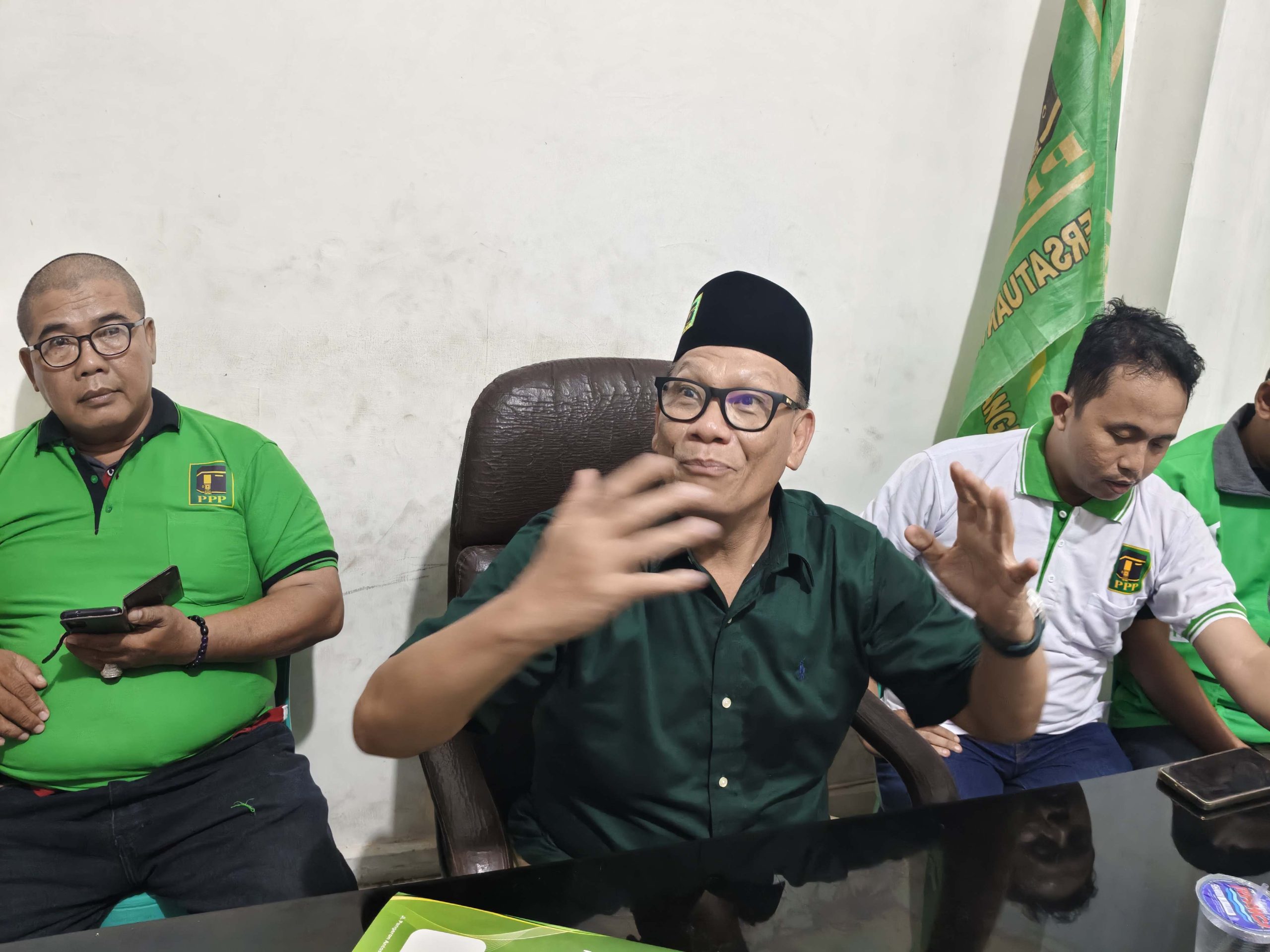 Ketua DPC PPP Kota Bandar Lampung, H. Albert Alam, saat memberikan keterangan kepada awak media di kantor DPC PPP Bandar Lampung || Ridho/5W1HINDONESIA.ID