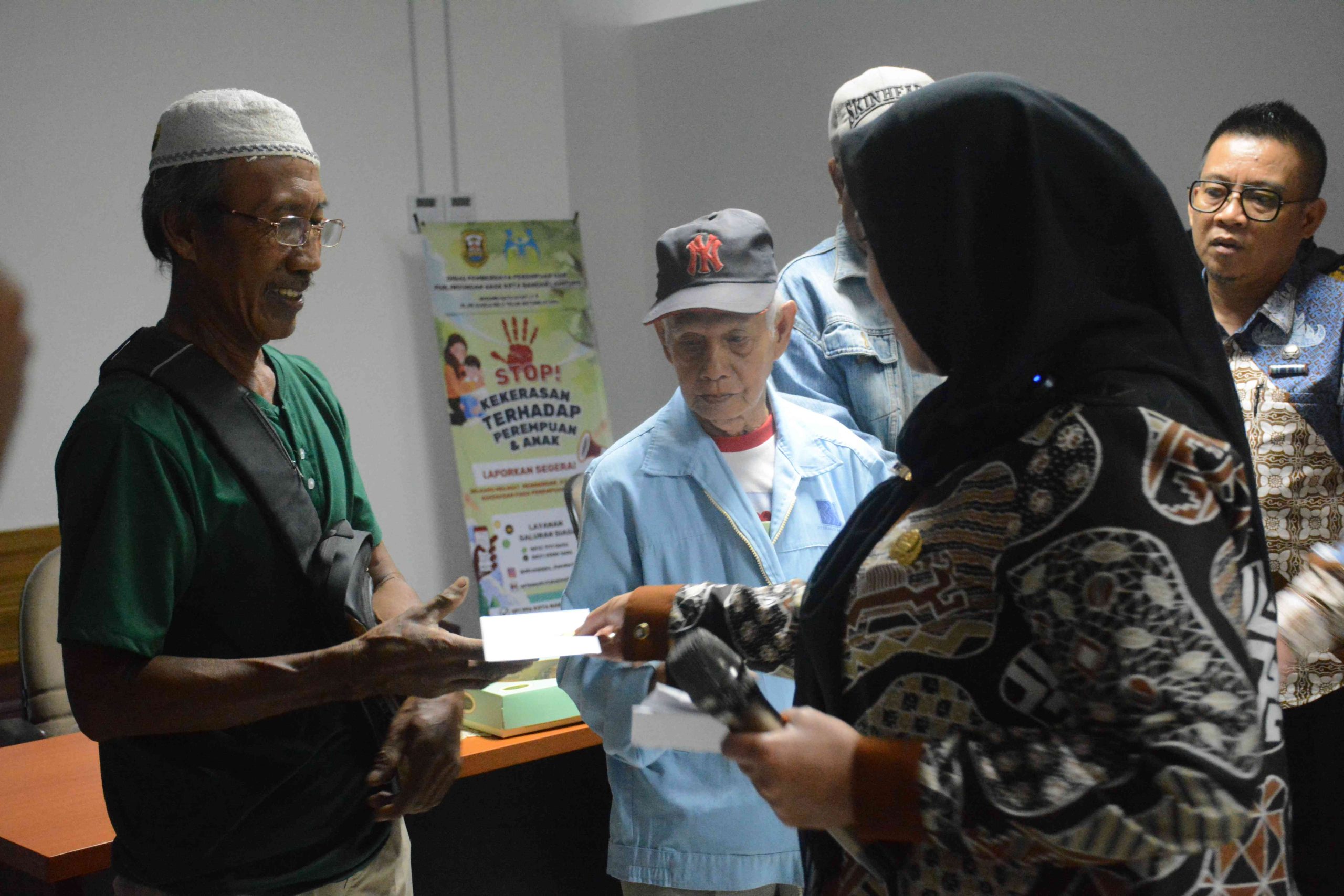 Walikota Eva Dwiana memberikan bantuan sosial secara langsung kepada masyarakat || Foto: Ridho/5W1HINDONESIA.ID