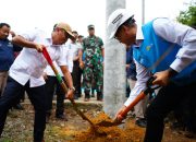 Menteri Energi dan Sumber Daya Mineral, Bahlil Lahadalia (kiri) bersama Direktur Utama PLN, Darmawan Prasodjo (kanan) secara simbolis melakukan penimbunan tanah di lokasi penanaman tiang listrik pertama di Desa Bandar Jaya, Musi Banyuasin, Sumatra Selatan || Foto: PLN