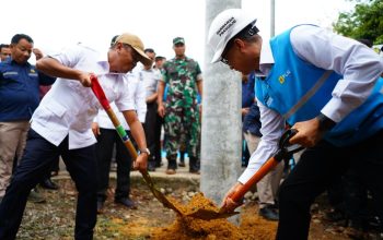 Menteri Energi dan Sumber Daya Mineral, Bahlil Lahadalia (kiri) bersama Direktur Utama PLN, Darmawan Prasodjo (kanan) secara simbolis melakukan penimbunan tanah di lokasi penanaman tiang listrik pertama di Desa Bandar Jaya, Musi Banyuasin, Sumatra Selatan || Foto: PLN