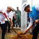Menteri Energi dan Sumber Daya Mineral, Bahlil Lahadalia (kiri) bersama Direktur Utama PLN, Darmawan Prasodjo (kanan) secara simbolis melakukan penimbunan tanah di lokasi penanaman tiang listrik pertama di Desa Bandar Jaya, Musi Banyuasin, Sumatra Selatan || Foto: PLN