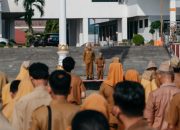 Staf Ahli Bidang Pemerintah, Hukum dan Politik Achmad Saefulloh menjadi pembina apel mingguan di Lingkungan Sekretariat Daerah Provinsi Lampung, di Lapangan Korpri || Foto: Dinas Kominfotik Provinsi Lampung