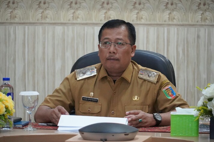 Staf Ahli Gubernur Bidang Perekonomian dan Pembangunan Provinsi Lampung, Bani Ispriyanto, mengikuti Rapat Koordinasi Pengendalian Inflasi Daerah secara daring dari Ruang Command Center Lantai 2 Dinas Kominfotik Provinsi Lampung || Foto: Dinas Kominfotik Provinsi Lampung